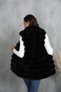 Vue arrière d'un gilet en fausse fourrure noire avec texture à couches horizontales