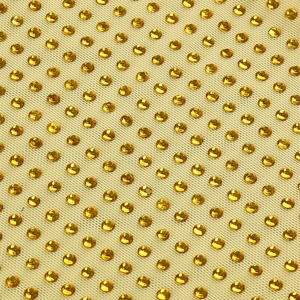 Gros plan détaillé des strass jaunes sur tissu assorti pour une robe de soirée élégante