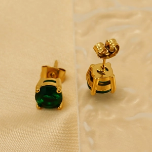 Green zircon round stud earrings in 18k gold plated stainless steel with butterfly backs