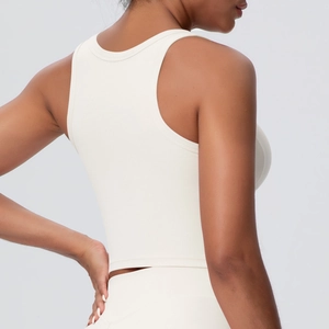 Detail des Racerback-Designs beim cremefarbenen Yoga-BH mit nahtloser Passform und Stretch