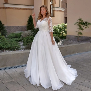 Robe de mariée trapèze blanche avec corsage en dentelle, col en V et traîne en satin