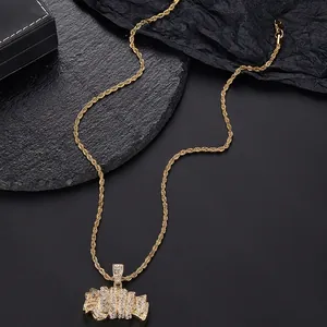 Détail du pendentif dollar avec strass brillants sur une chaîne en corde de style hip hop