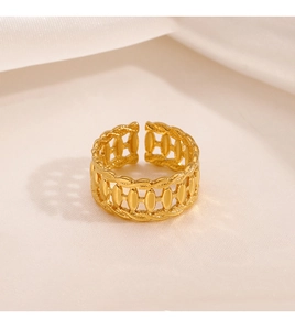 Vue détaillée de la bague ouverte plaquée or 18K avec texture tissée et design ajouré