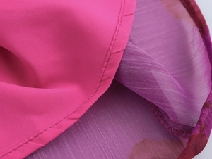 Gros plan sur les coutures du tissu en mousseline florale et la texture de la robe