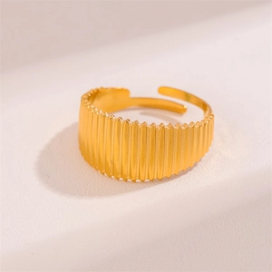 Vertical striped gold dome ring in 18K gold plated stainless steel with adjustable opening