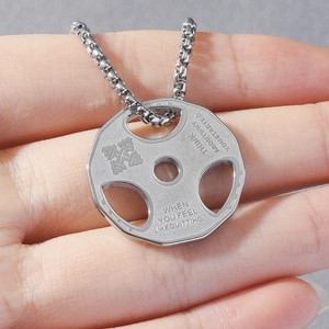 Détail du collier haltère argenté avec gravure de phrase de motivation inspirante