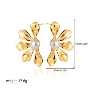 Detailed size parameters of 42mm golden flower pearl earrings with dimensions and weight