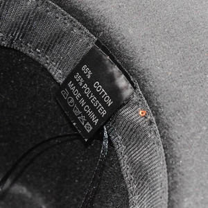 Détail de l'étiquette d'entretien montrant le mélange 65% coton et 35% polyester