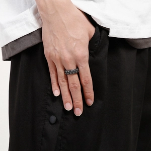 Vintage-Ring aus schwarzem Edelstahl mit detailreichem Totenkopf-Relief im Punk-Stil