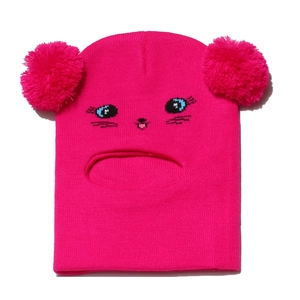 Dettaglio del passamontagna in maglia rosa con ricamo a gatto e pompon morbidi