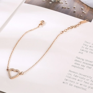 Bracelet cœur élégant en or rose avec zircons micro-pavés et chaîne réglable en acier