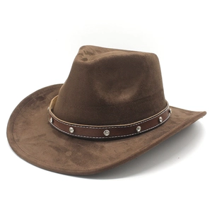 Dettaglio cappello da cowboy in pelle scamosciata marrone con fascia in cristalli
