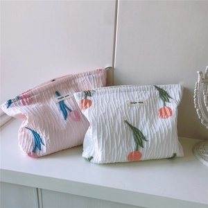 Vue détaillée des pochettes brodées de tulipes en rose et blanc avec tissu texturé