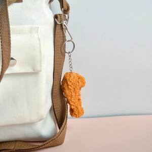 Portachiavi realistico a forma di coscia di pollo fritto su borsa in tela beige