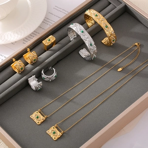 Vintage Schmuckset mit bösem Blick und grünen Steinen aus Gold- und Silberstahl