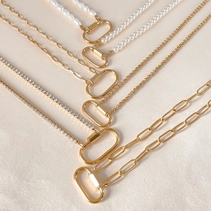 Detailansicht von DIY-Halsketten mit Perlenketten und goldenen Karabinerverschlüssen