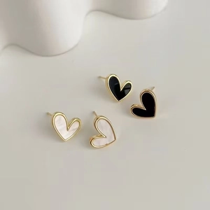 Elegant 18K gold heart studs featuring black enamel and white shell inlay textures