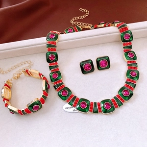 Dettaglio del set gioielli vintage smaltato con pietre preziose verdi e rosse