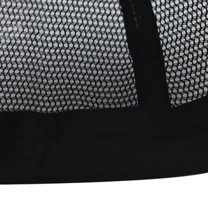 Détail de la maille respirante noire et des coutures renforcées sur la casquette