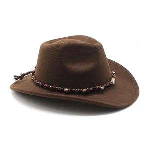 Cappello da cowboy in feltro di lana marrone scuro con fascia di perline e amuleto malocchio