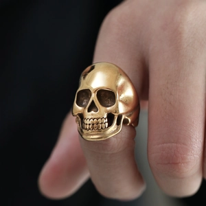 Macro di un anello teschio vintage da uomo in oro con dettagliati intagli realistici