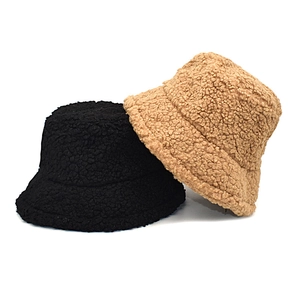 Bobs d'hiver en peluche teddy noir et camel pour une chaleur automnale chic
