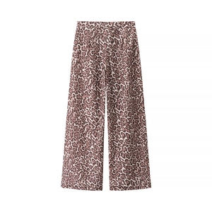 Dettaglio dei pantaloni a gamba larga a vita alta con stampa leopardata e tessuto fluido