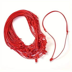 Détail macro du collier en cordon de cire tressé rouge réglable avec anneau en métal