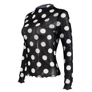 Detail eines schwarzen Mesh-Langarmshirts mit weißen Punkten und hohem Stehkragen