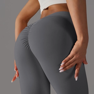 Gros plan d'un legging gris à taille haute avec couture froncée pour effet push-up