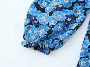 Detail von Puffärmeln mit elastischen Rüschenbündchen und Tuschmalerei-Blumendruck