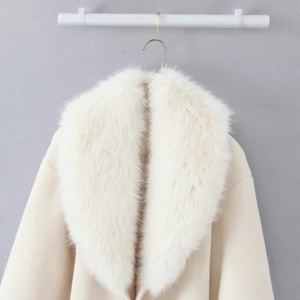 Cappotto lungo sciancrato bianco panna con grande collo in pelliccia su stampella