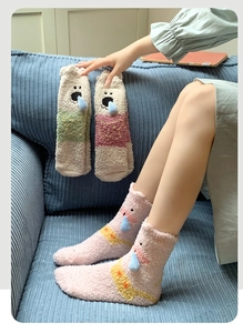 Détail de chaussettes en polaire corail épaisses avec broderie de dessin animé et goutte