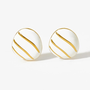 Orecchini ovali minimalisti in smalto bianco con eleganti strisce dorate su fondo bianco