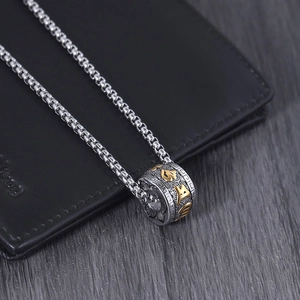 Collier rétro en acier inoxydable avec pendentif cylindrique et motif doré sur fond sombre