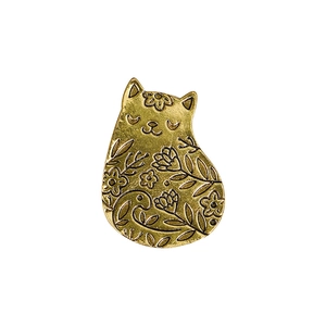 Broche chat dorée rétro avec gravures florales complexes et finition en métal vintage