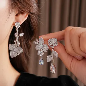 Silberne Blumen-Ohrhänger mit Zirkonia-Blattdesign und einem klaren Birnen-Kristallanhänger