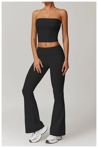 Détail du pantalon de yoga évasé noir taille haute et du haut de sport court en tissu stretch