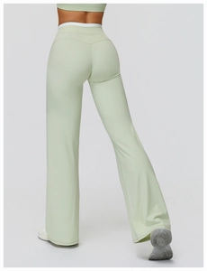 Détail du pantalon de yoga évasé vert menthe avec taille haute et couture en V au dos