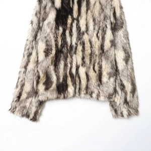 Cappotto in ecopelliccia grigio e nero con dettagli di texture soffice di alta qualità