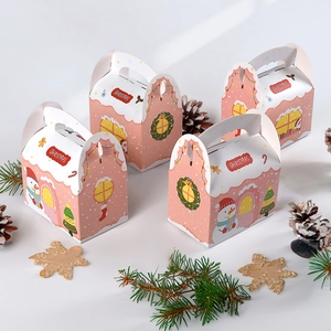 Scatola regalo di Natale a forma di casa rosa e bianca con pupazzi di neve e alberi