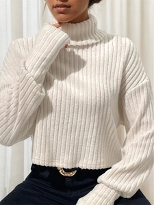 Jersey blanco de punto acanalado con cuello alto y diseño corto para mujer actual