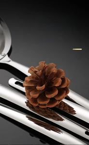Detail of the 304 stainless steel handle with mirror polish finish and hanging hole