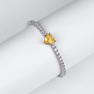 Dettaglio del bracciale in argento S925 con diamante a cuore giallo e piccoli cristalli