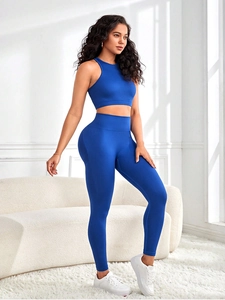 Detailansicht des blau gerippten High-Waist Yoga-Sets mit passendem Crop-Top und Hose