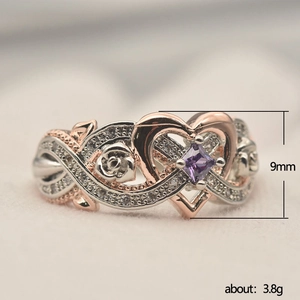 Anillo bicolor con flor de rosa y corazón, gema cuadrada púrpura y detalles de micro-pavé