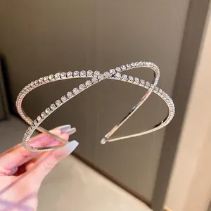Serre-tête croisé élégant plaqué argent avec strass scintillants pour femmes