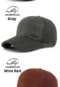 Dettaglio di cappellini da baseball scozzesi grigi e bordeaux con logo in metallo e lana