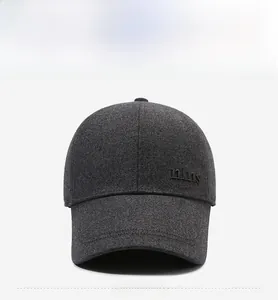 Vue détaillée de face d'une casquette chaude anthracite avec broderie du texte minus
