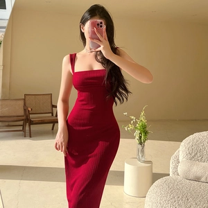 Vestido largo de punto rojo ajustado con escote cuadrado y textura de canalé suave